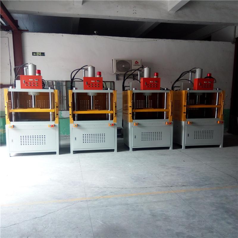 四柱油壓機(jī)