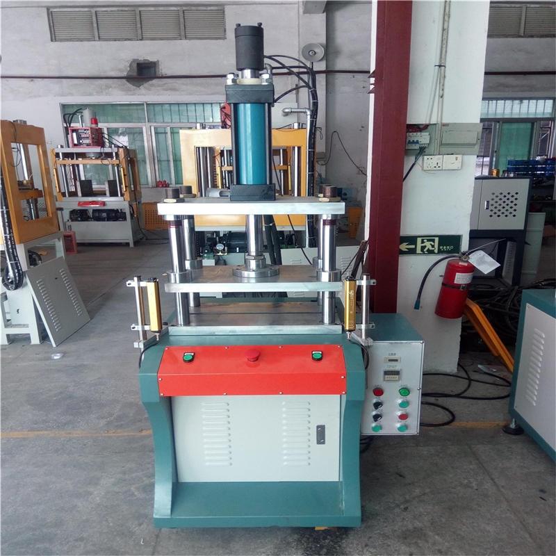 四柱油壓機(jī)