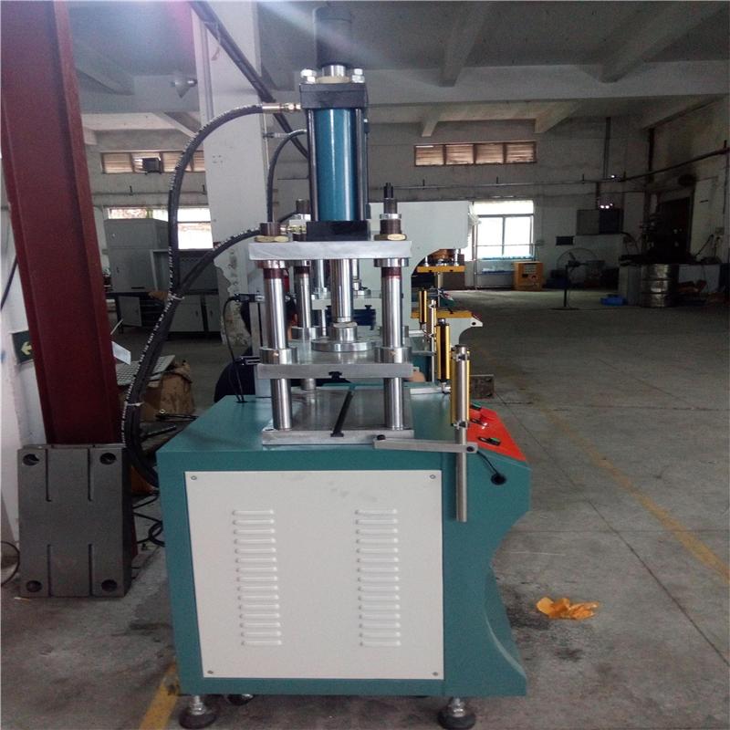 四柱油壓機(jī)